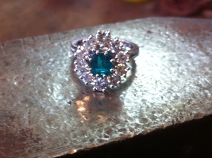 Emeraude entourage diamants